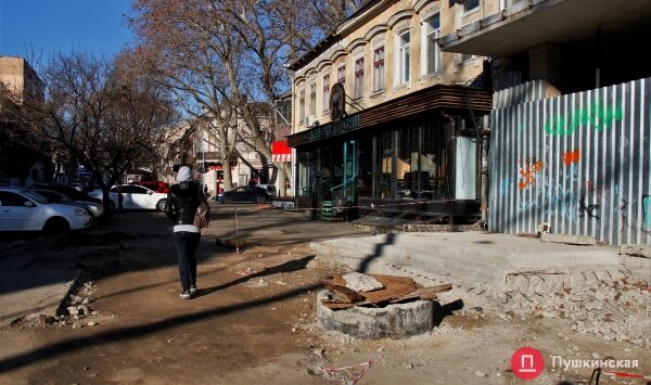 Тротуар перед нахалстроем в центре Одессы наконец-то освободили от развалин незаконной пристройки: фото до и после