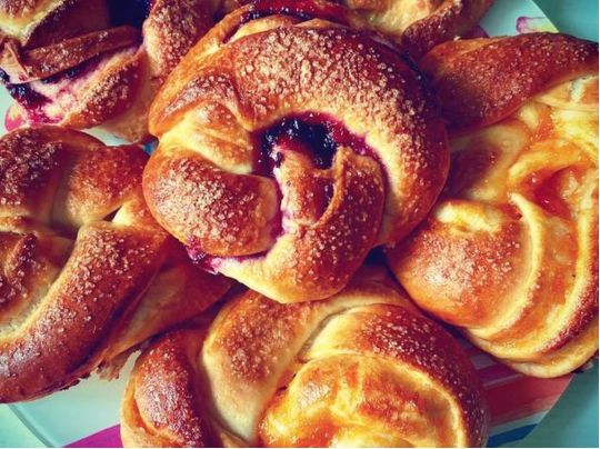 М'які булочки з джемом: покроковий рецепт