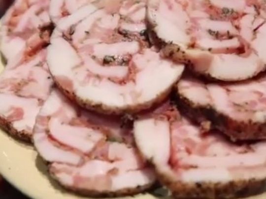 Нереально смачний рулет із маринованого сала: простий рецепт