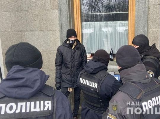 У Києві з молотком напали на Верховну Раду
