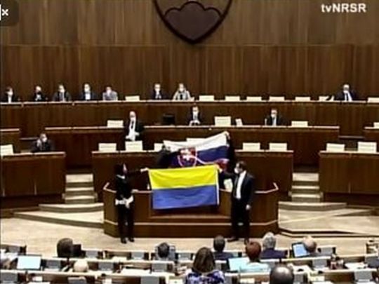 У парламенті Словаччини облили водою прапор України (відео)