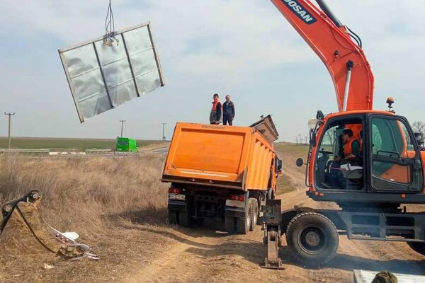 В Одесской области сносят незаконные билборды