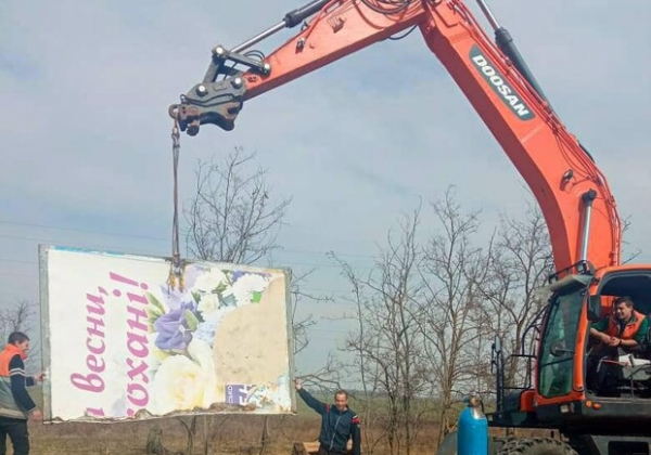 В Одесской области сносят незаконные билборды