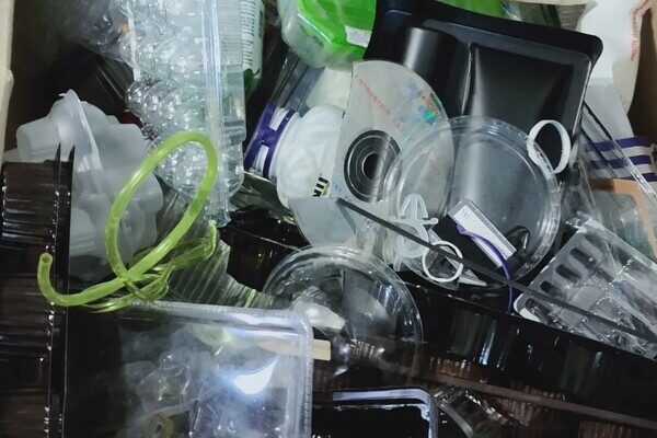 В Одессе установили первую скамейку из неликвидного пластика 