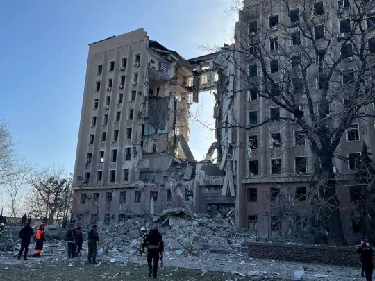 «Передали мені привіт»: ракетним ударом зруйнована будівля Миколаївської ОДА, Кім продовжує жартувати