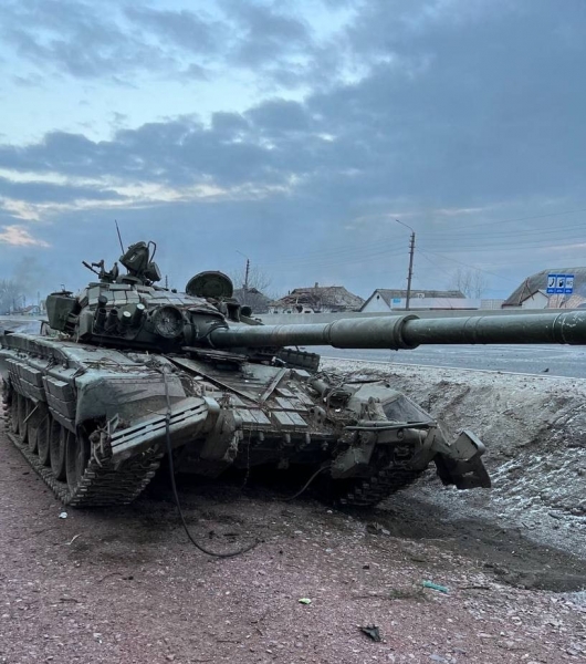 Під російськими нацистами горить земля: з'явилося фото та відео знищення ворожих танків під Києвом