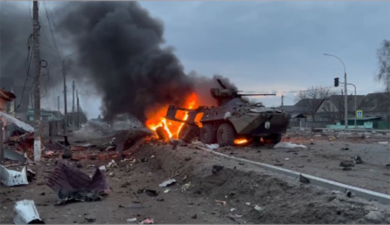 Під російськими нацистами горить земля: з'явилося фото та відео знищення ворожих танків під Києвом