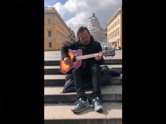 Вакарчук заспівав пісню «Лодка» на тлі забарикадованого Дюка в Одесі: вражаюче відео
