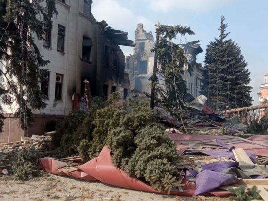 Вбивство з особливим цинізмом: у Маріуполі озвірілі окупанти скинули бомбу на школу мистецтв, де ховалися жінки та діти