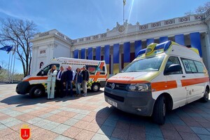 "Скорые", продукты и медикаменты: в Одессу снова передают гумпомощь