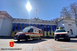 "Скорые", продукты и медикаменты: в Одессу снова передают гумпомощь