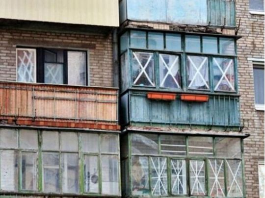 Якщо вікна вціліли: лайфхак, як відмити клей скотчу зі скла і що не варто робити