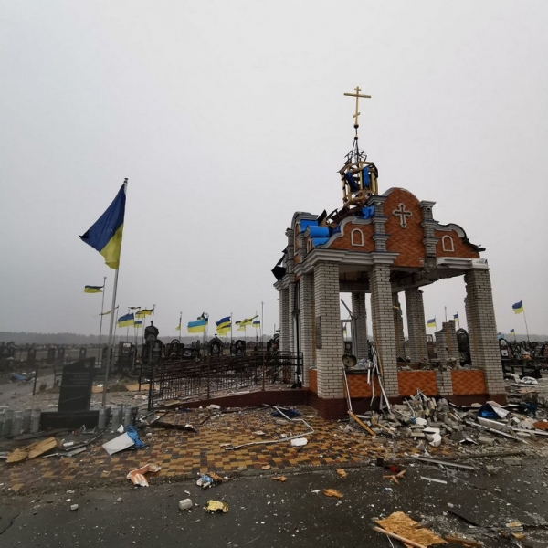 Навіть до мертвих дісталися: рашисти розбомбили могили воїнів АТО у Чернігові