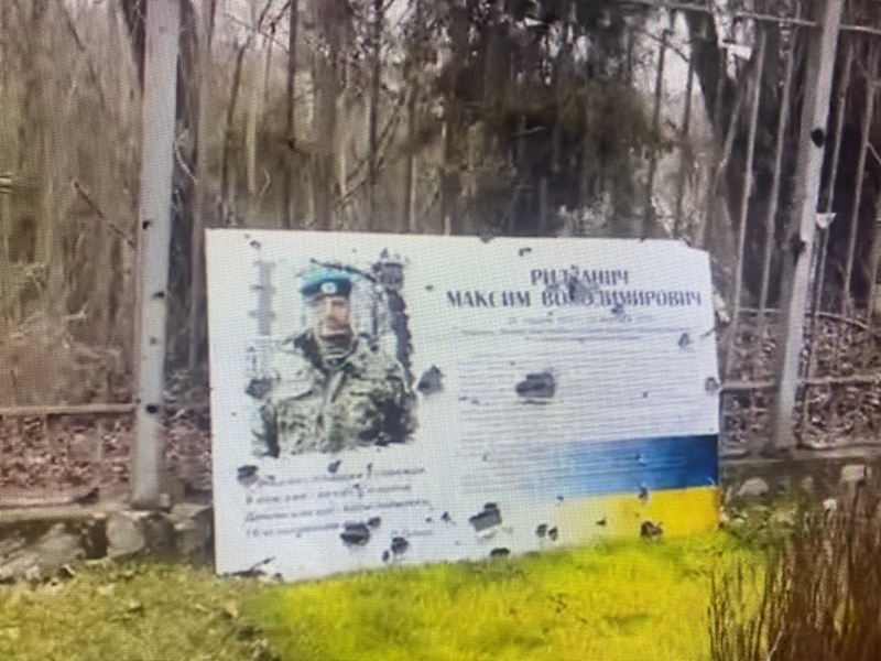 Навіть до мертвих дісталися: рашисти розбомбили могили воїнів АТО у Чернігові