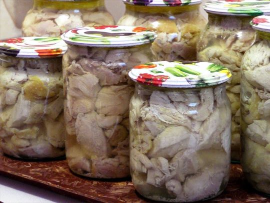 Смачна домашня солонина в банках для тривалого зберігання: «швидкий» рецепт заготівлі з курки в розсолі