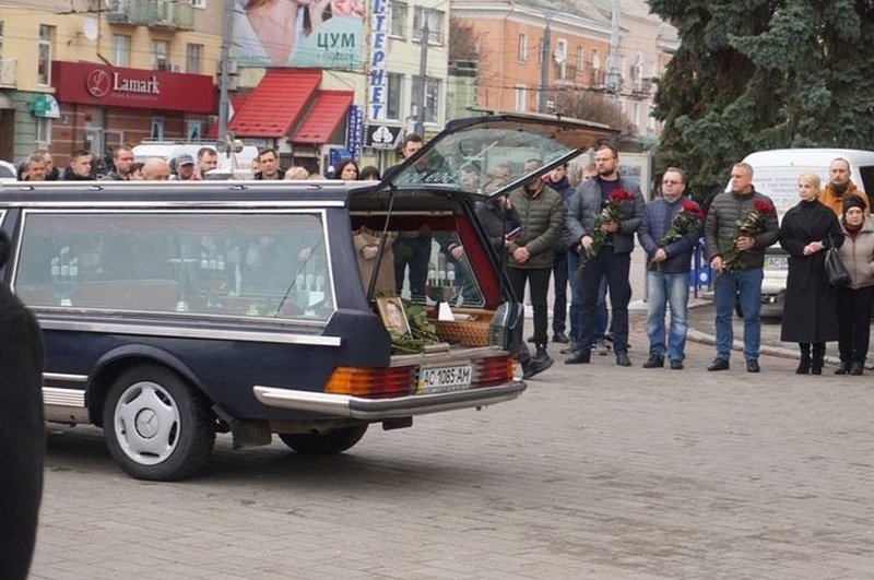 «Ти завжди будеш нашим сонечком»: на Волині попрощались із загиблим під Києвом добровольцем, батьком трьох дітей