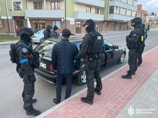 Вимагав у волонтера 100 тисяч за передачу автобуса для ЗСУ: на Львівщині затримано високопосадовця