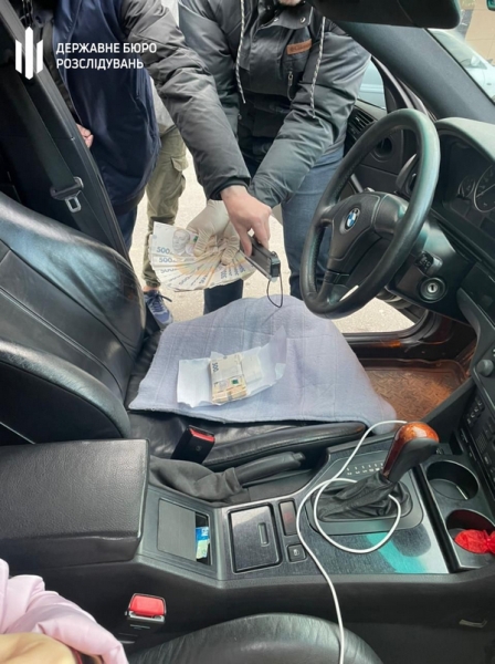 Вимагав у волонтера 100 тисяч за передачу автобуса для ЗСУ: на Львівщині затримано високопосадовця