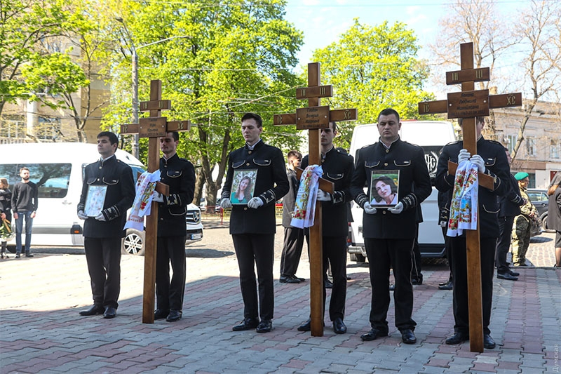 В Одесі попрощалися з 3-місячною дівчинкою Кірою, її мамою та бабусею, які загинули через удар путінської ракети (фото)