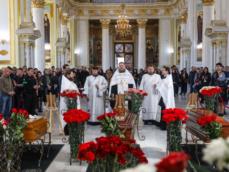 В Одесі попрощалися з 3-місячною дівчинкою Кірою, її мамою та бабусею, які загинули через удар путінської ракети (фото)
