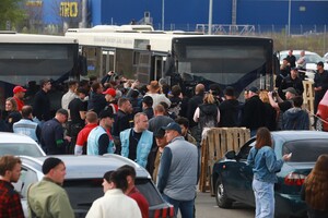 В Запорожье приехала колонна эвакуированных с завода "Азовсталь" в Мариуполе