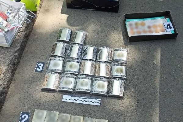 На Староконке женщина продавала символику СССР: ее задержали