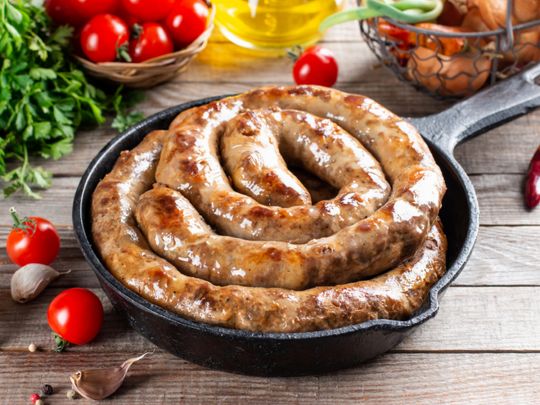 «Апетитна, ситна та пікантна»: готуємо домашню ковбасу для святкування перемоги над рашистами