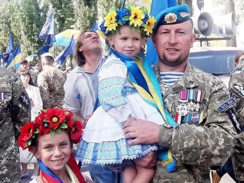 «Бачу, біжить боєць, і видно, що рука у нього відірвана»: розповідь про ДАП загиблого «кіборга» Руслана Боровика, з яким сьогодні прощається Київ
