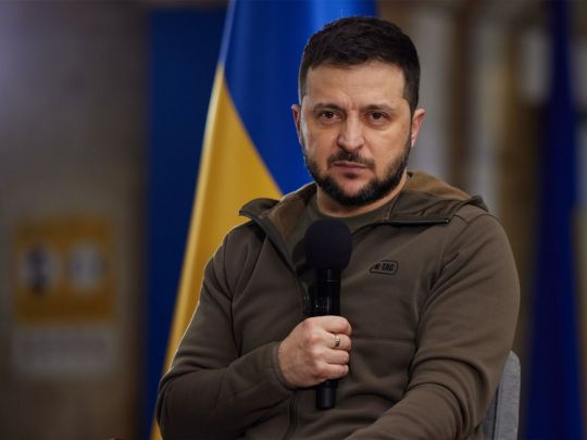 Допоміг Борис Джонсон: знамениту флісову кофту президента Зеленського продали більш ніж за 3 млн. гривень