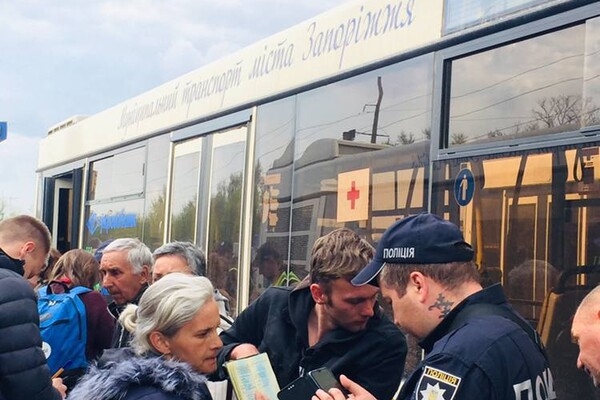 В Запорожье приехала колонна эвакуированных с завода "Азовсталь" в Мариуполе