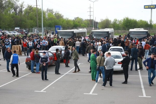 В Запорожье приехала колонна эвакуированных с завода "Азовсталь" в Мариуполе