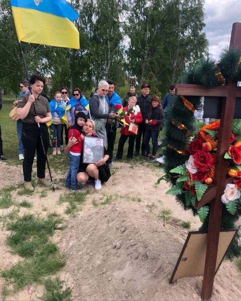 «Хлопчик стискав прапор, яким накрили батька, і нарешті заплакав, бо досі тримався»: ветеран без двох ніг загинув у боях за Бучу