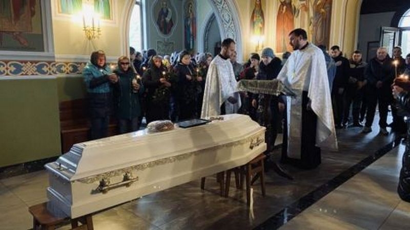 «Лікарка нас запевнила, що смерть була миттєвою і наш хлопчик нічого не відчув»: у Броварах попрощалися з 13-річним Єлисеєм
