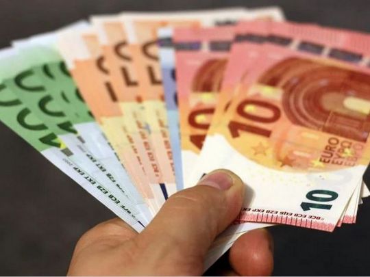 НБУ скасував обмеження під час продажу валюти банками і вдвічі зменшив ліміт на зняття готівкової гривні за кордоном