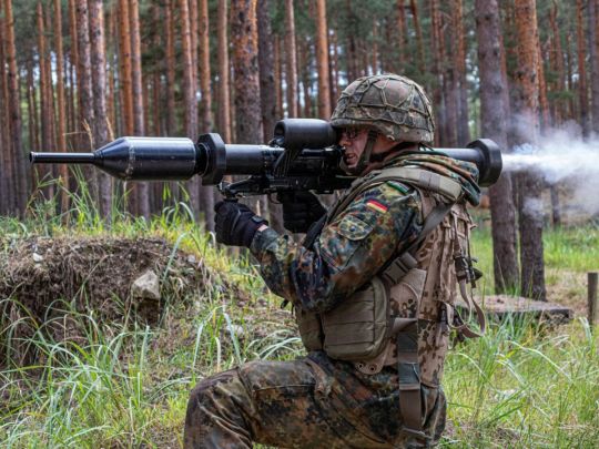 Провели рашистам «парад перемоги» за допомогою німецьких гранатометів: журналіст показав знищену техніку ворога під Харковом (відео)