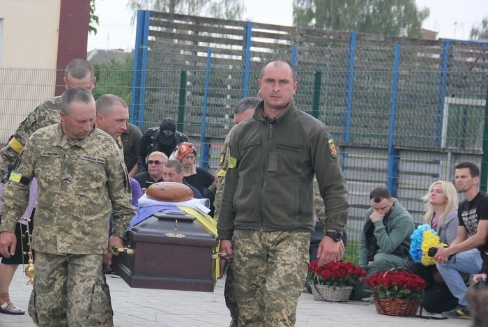 Врятував вісьмох побратимів, але сам загинув: під Вінницею провели в останню путь медика-героя Олександра Гончарука
