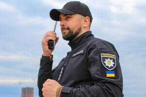 10-летняя девочка из Одессы плетет тактические браслеты для защитников Украины