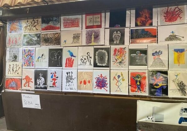 На "Книжке" под открытым небом открылась выставка антивоенных работ