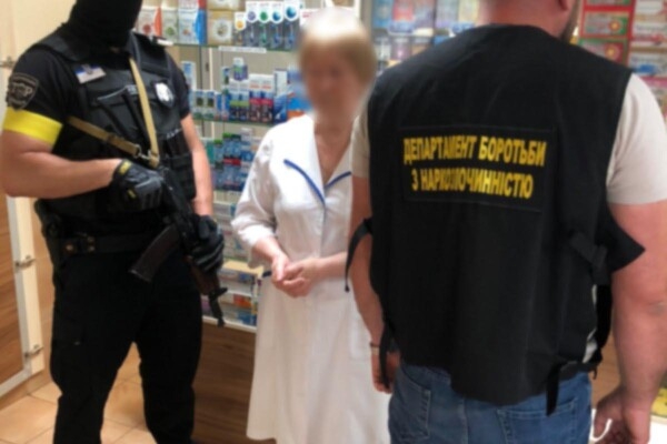 В Одессе россиянка через сеть аптек торговала фальсификатом и наркосодержащими препаратами