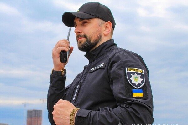10-летняя девочка из Одессы плетет тактические браслеты для защитников Украины