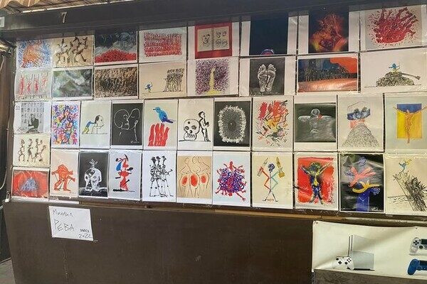 На "Книжке" под открытым небом открылась выставка антивоенных работ
