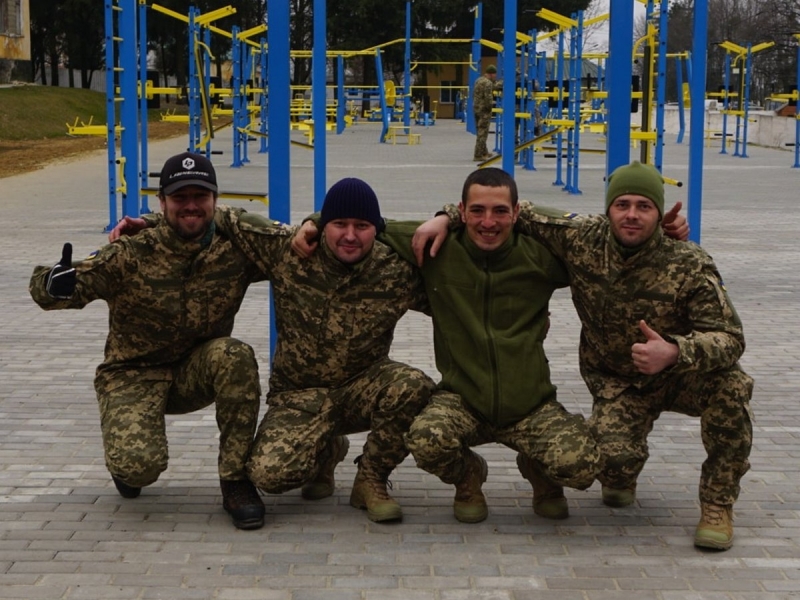 «Я тримаю його голову, закриваю його повіки і читаю молитву»: боєць розповів про смерть на передовій побратима