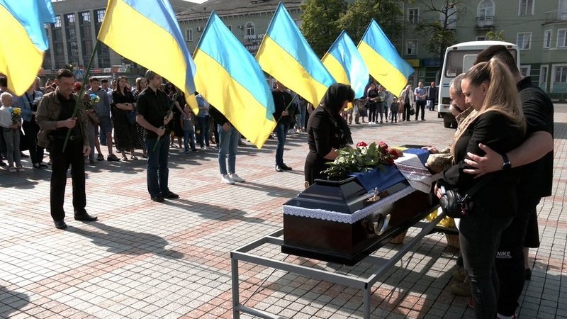 «Коли почалася війна, він повернувся з Чехії та пішов на фронт»: у Рівному попрощалися з Героєм