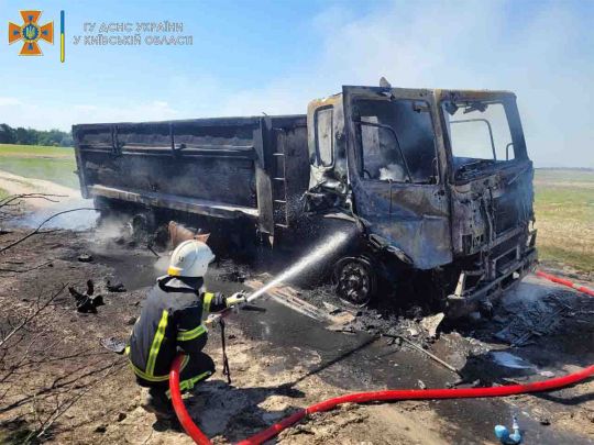 Наслідки путінської війни: під Києвом на міні підірвалася вантажівка (фото)