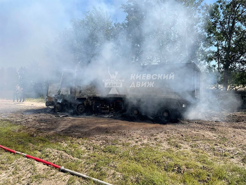 Наслідки путінської війни: під Києвом на міні підірвалася вантажівка (фото)