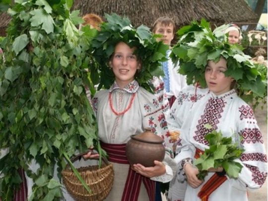 Обряд закликання врожаю, обереги та Батьківська субота: традиції Зеленого тижня, що починається 6 червня