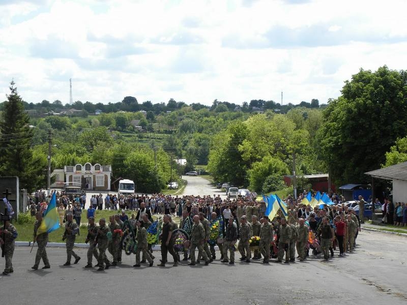 «Осиротіло п’ятеро дітей»: ще одного українського Героя провели в останню путь