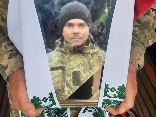 «Осиротіло п’ятеро дітей»: ще одного українського Героя провели в останню путь