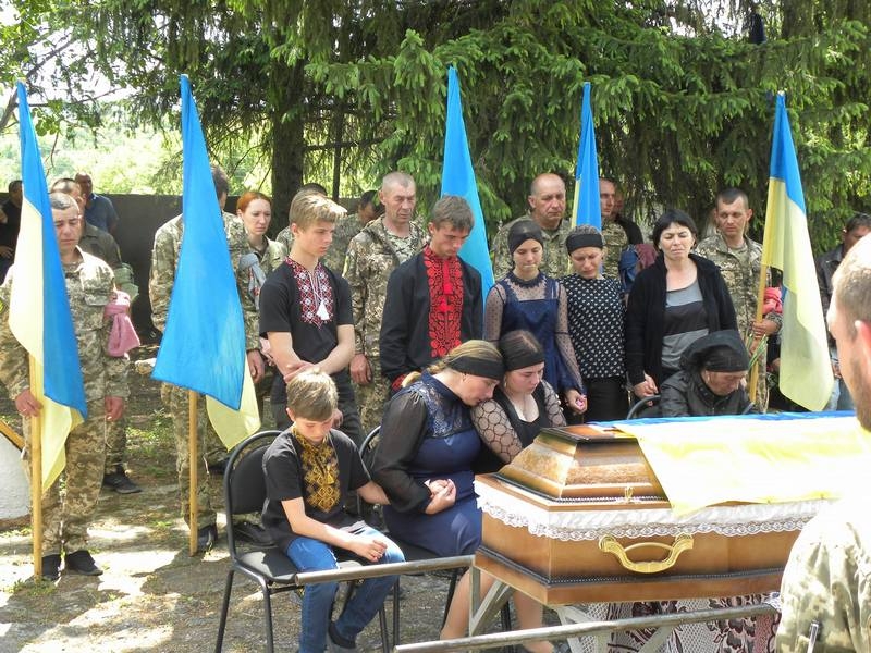 «Осиротіло п’ятеро дітей»: ще одного українського Героя провели в останню путь
