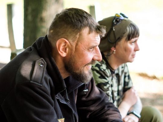 «Після Перемоги хочемо всиновити дітей»: неймовірна історія розвідника і снайпера, які побралися на війні